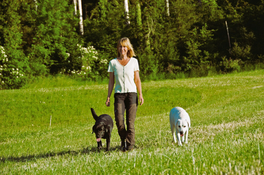 Juliane mit zwei Hunden